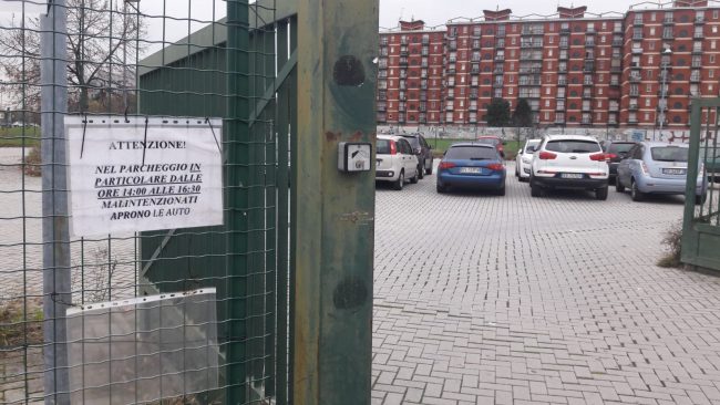 Cologno Monzese auto vandalizzate parcheggio piscina