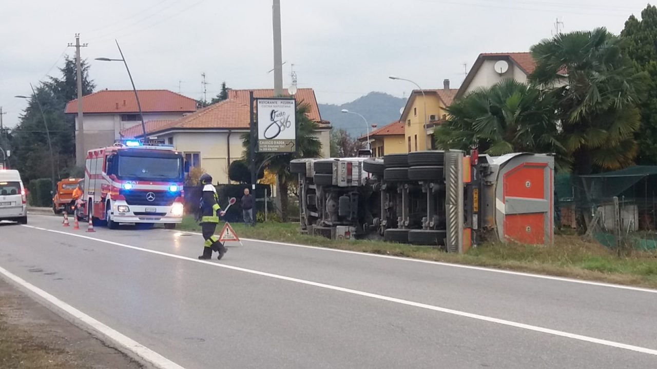 Colpito da malore mentre guida il camion: il tir si ribalta FOTO e VIDEO