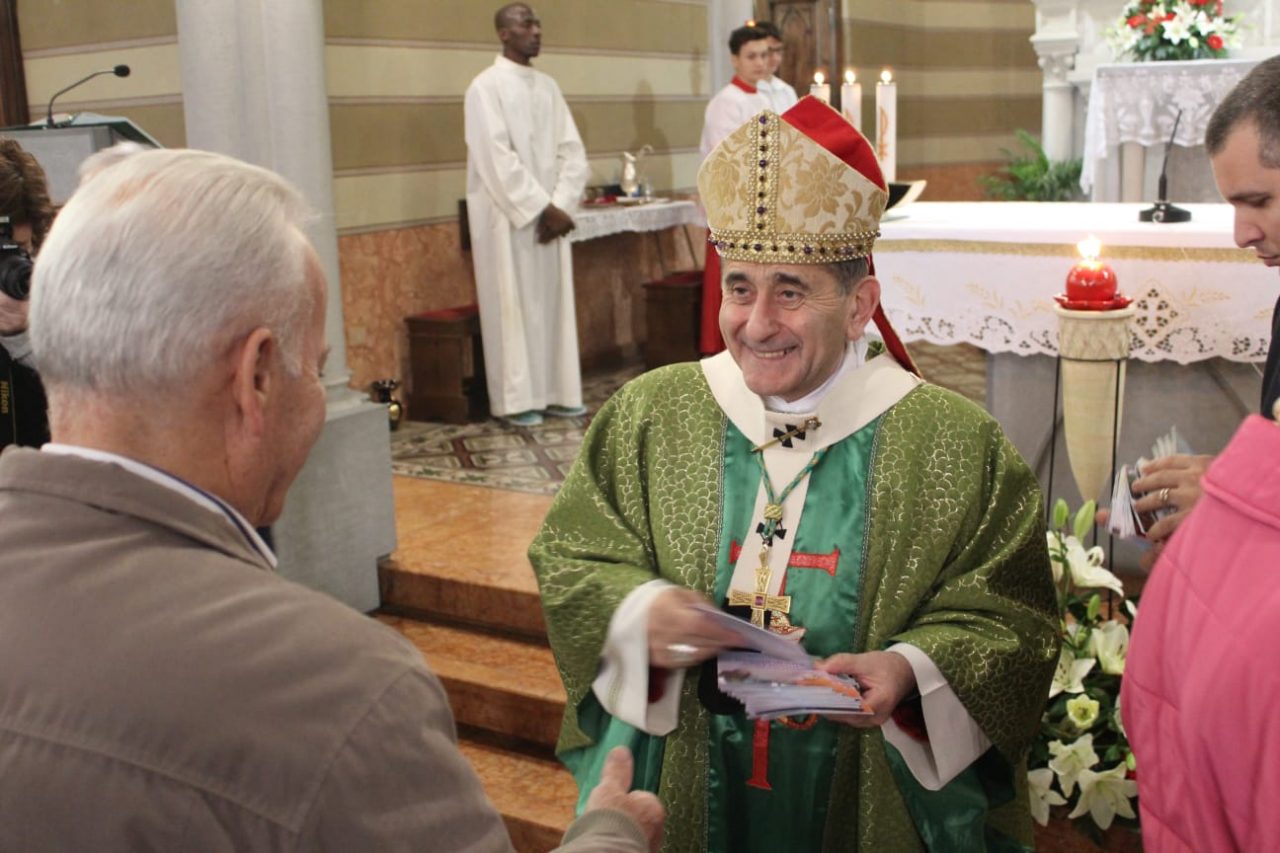 Il vescovo prega sulla tomba di Federico, 19enne vinto dalla malattia