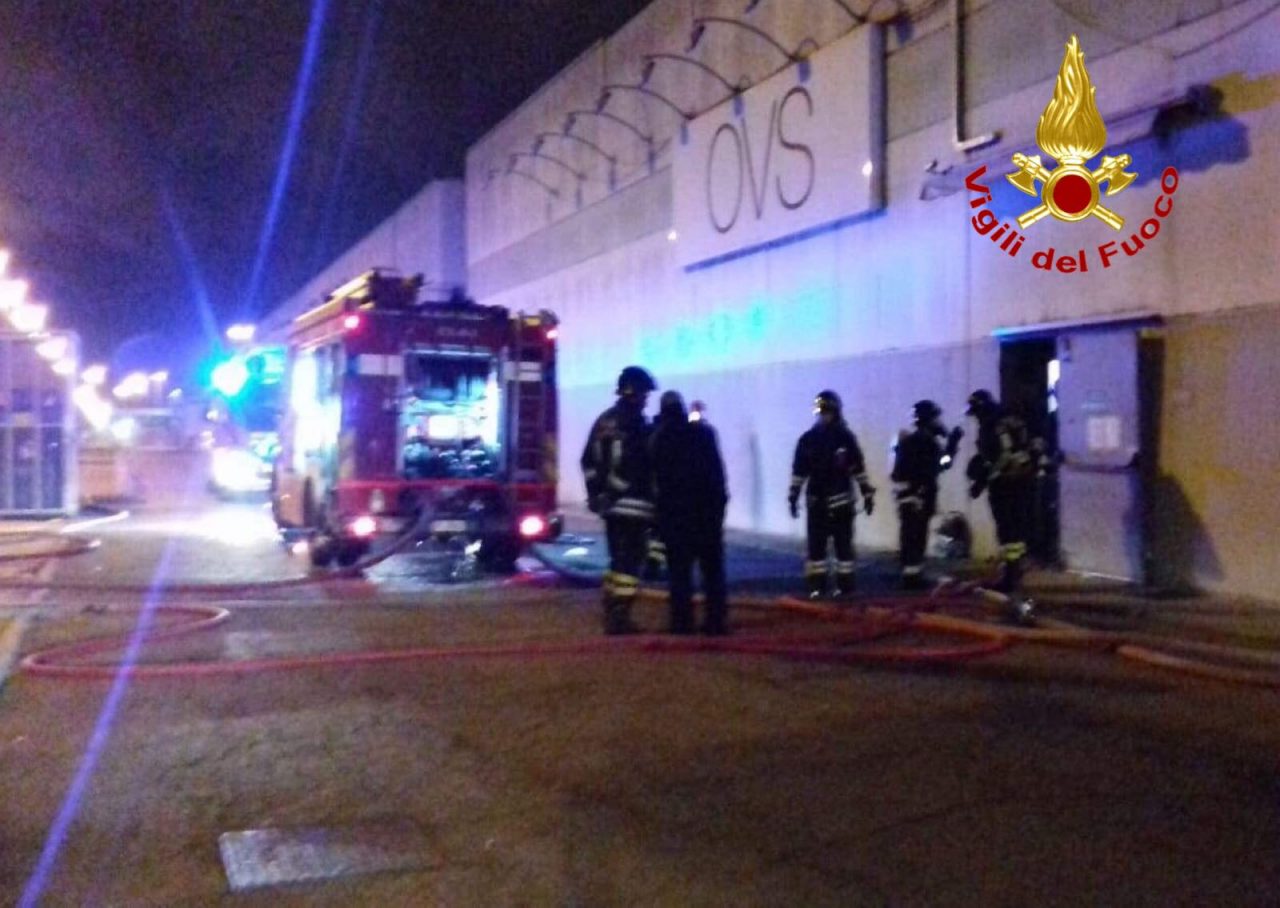 Incendio al centro commerciale, la colpa è dei ladri