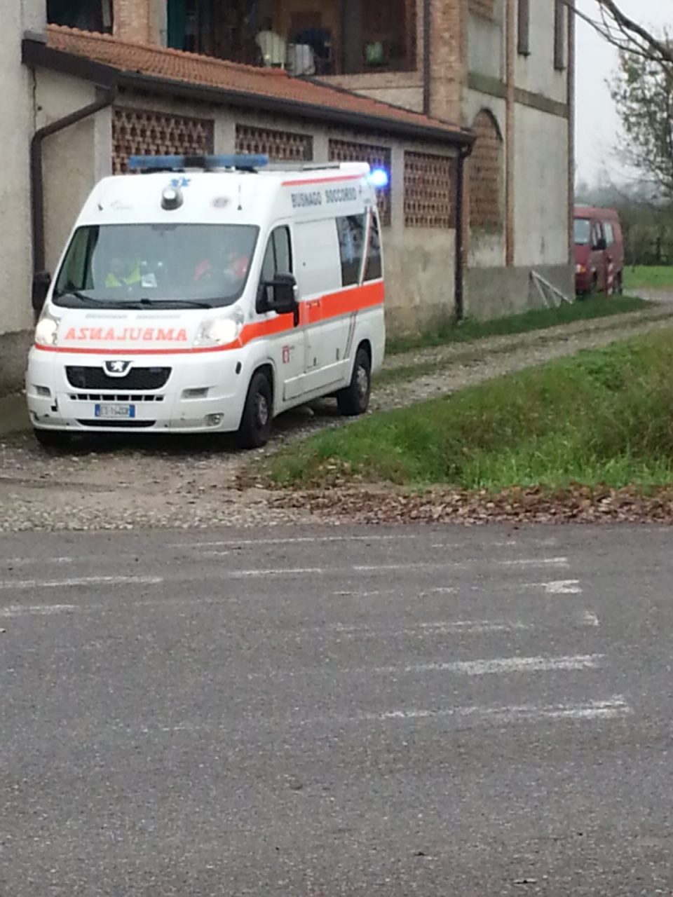 Incastrato sotto il trattore, arrivano pompieri ed elisoccorso