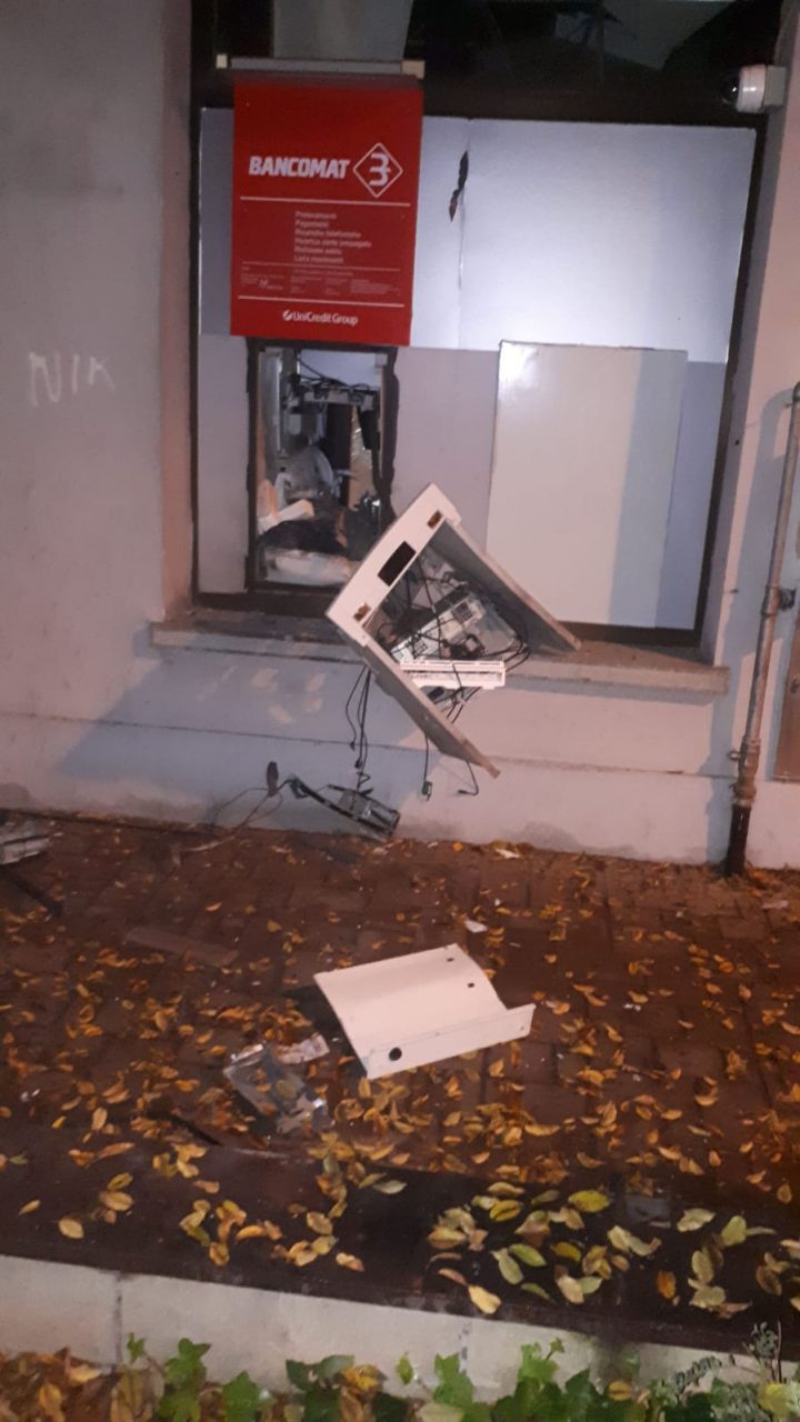 Boato nella notte, fatto saltare un bancomat FOTO