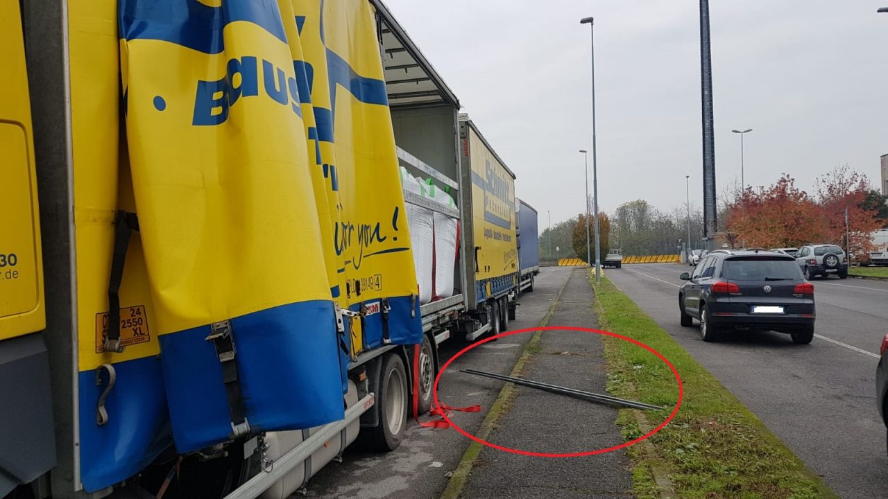 Grezzago mentre svuota il rimorchio del camion viene colpito da una sbarra e stramazza a terra