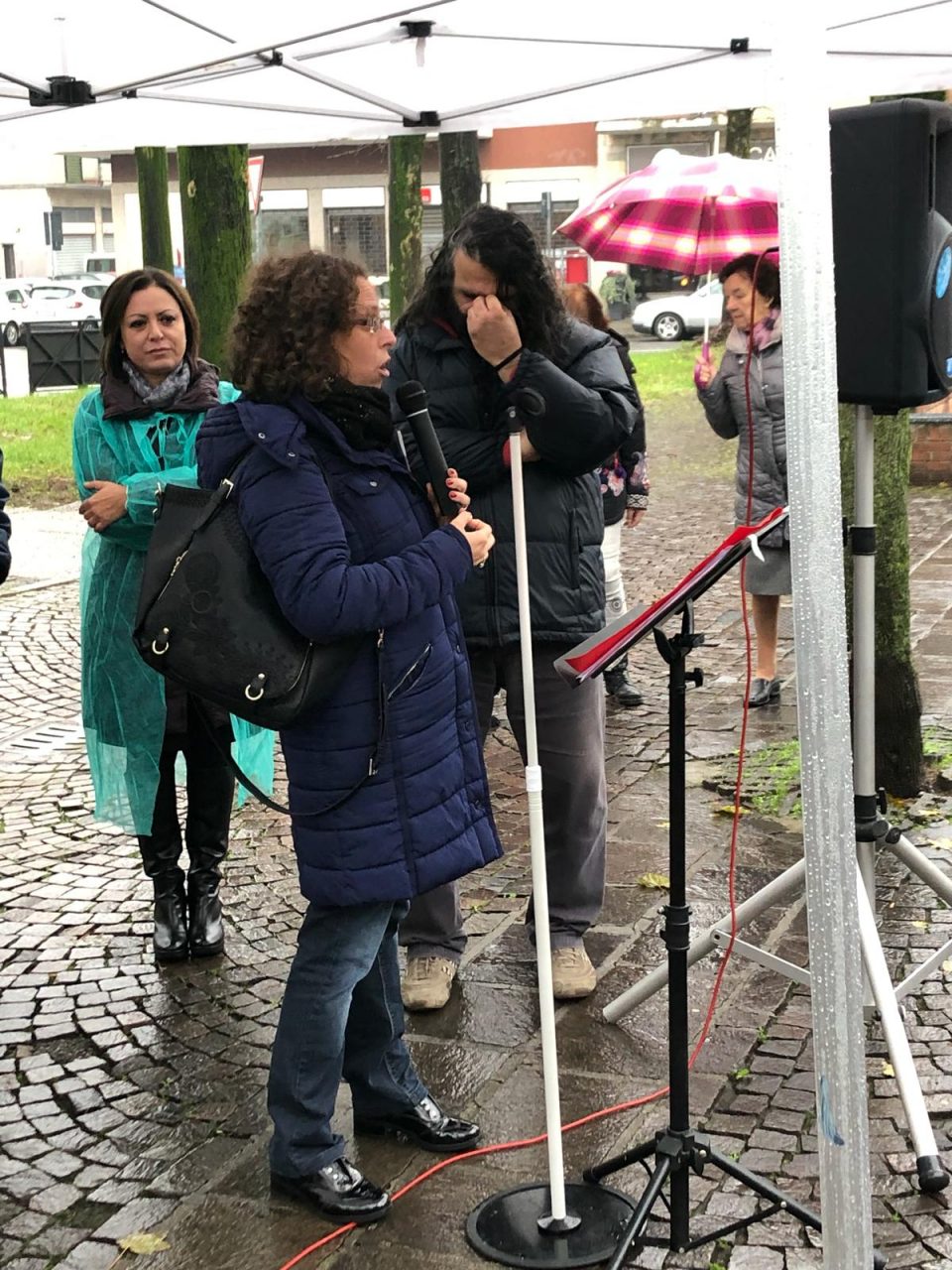 Cologno monzese panchina rossa contro la violenza sulle donne officina delle arti sindaco angelo rocchi