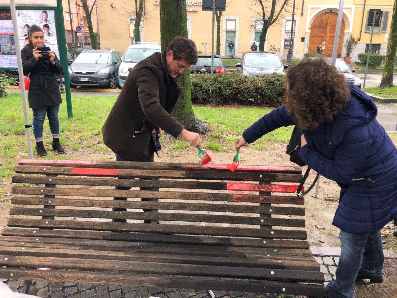 Una panchina rossa davanti al Comune per dire “Basta!”