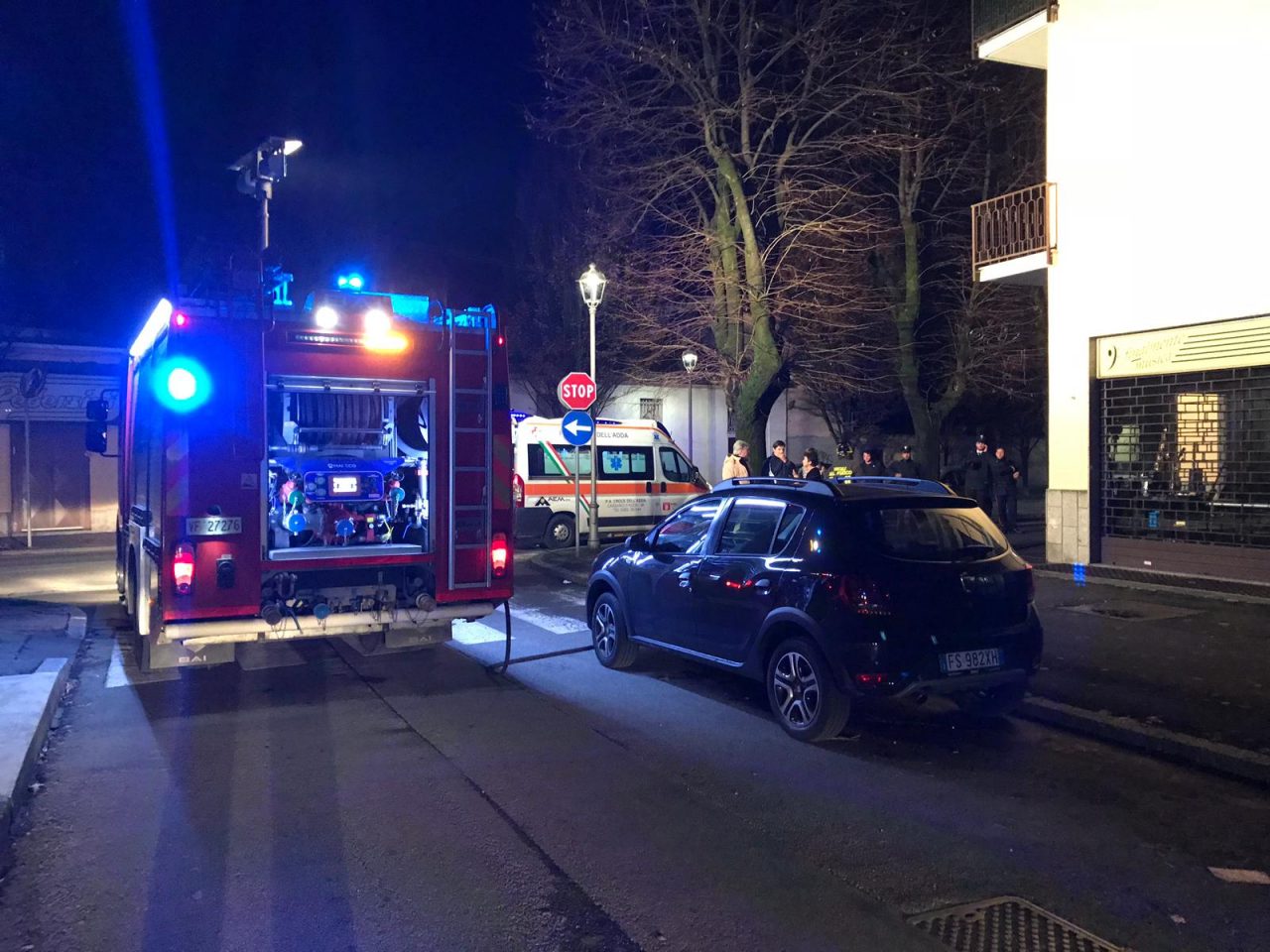 Incendio in un condominio a Cassano, intervento dei pompieri FOTO
