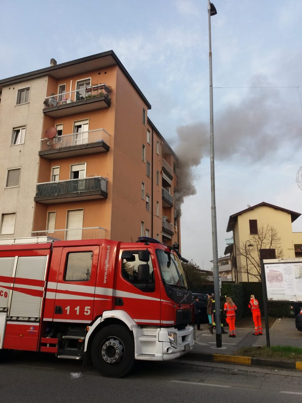 Incendio in casa, famiglia salvata dai Vigili del fuoco FOTO
