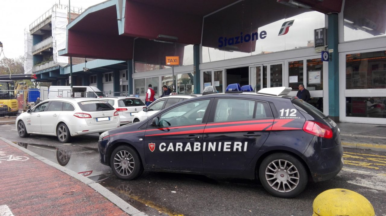 Scippata mentre parla al telefono: preso il ladro