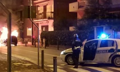 Auto in fiamme a Cernusco VIDEO