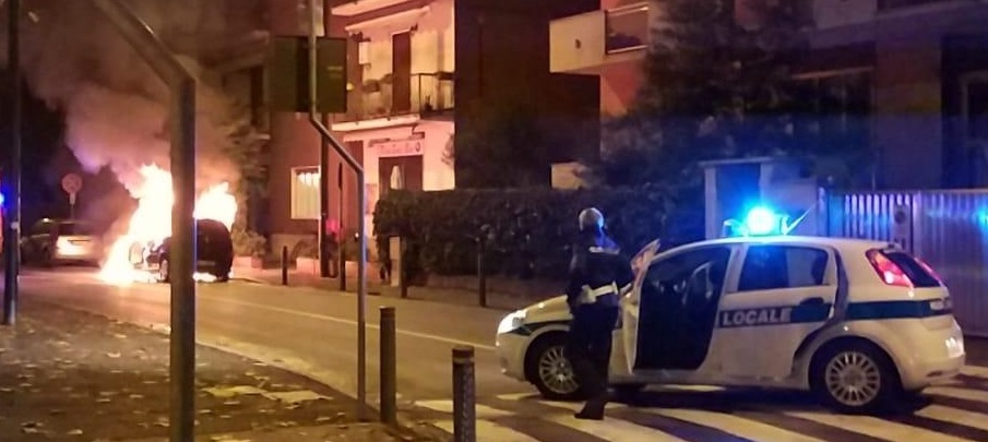 Auto in fiamme a Cernusco VIDEO