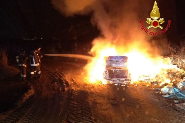 Auto incendiata a Masate, intervengono i pompieri