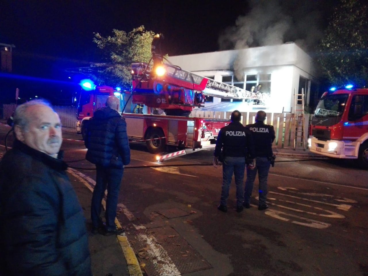 Incendio al centro cottura comunale: Vigili del fuoco al lavoro