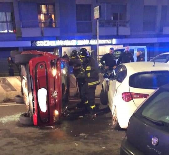 Incidente tra auto sul cavalcavia: una macchina si ribalta