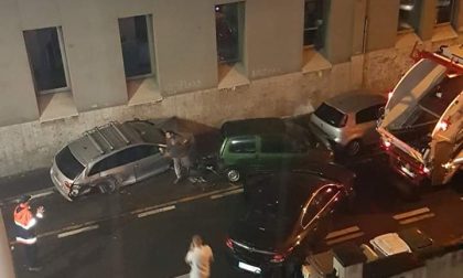 Ubriaco alla guida distrugge quattro auto in sosta