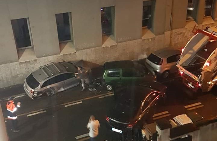 Ubriaco alla guida distrugge quattro auto in sosta