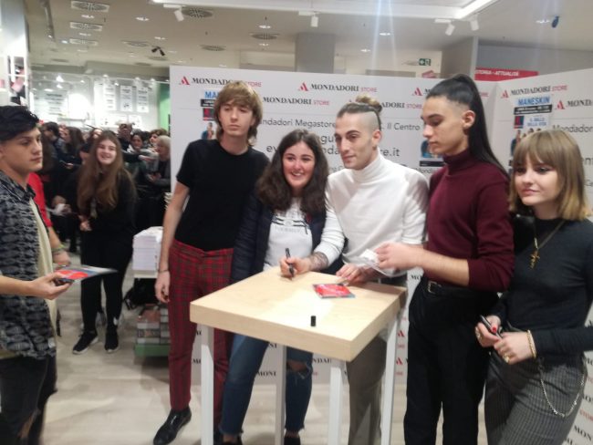 I Maneskin ad Arese: i fan in delirio VIDEO