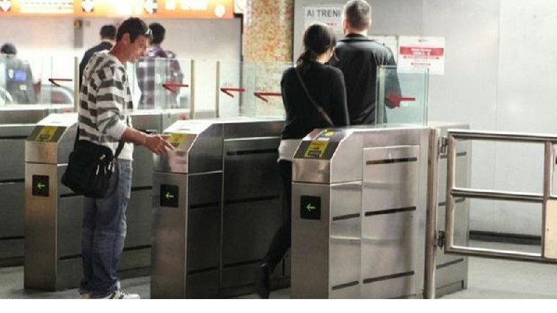 Scappa per non pagare il biglietto, si schianta e distrugge tornello in vetro