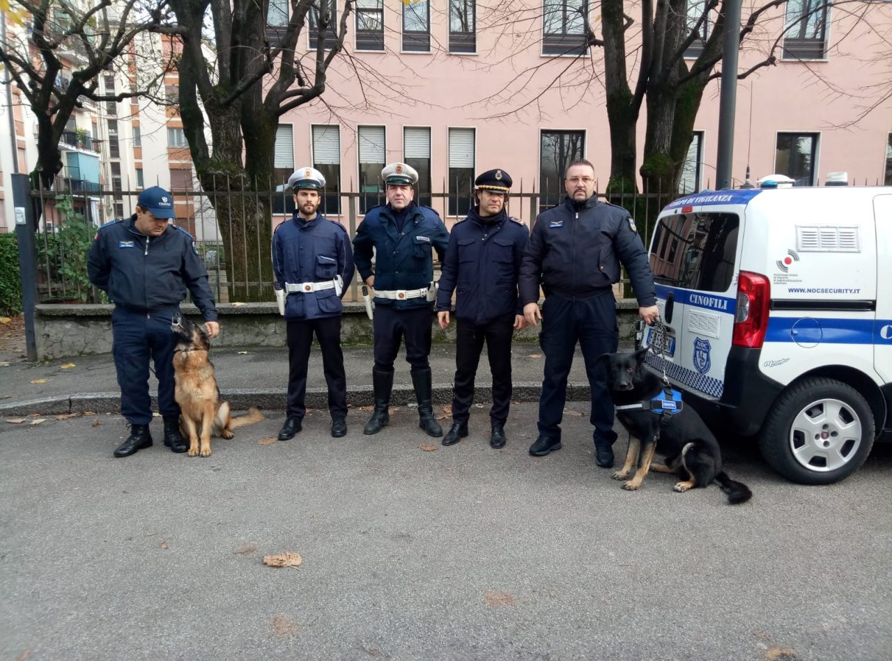 Cani antidroga e agenti della locale fuori dalla scuola media