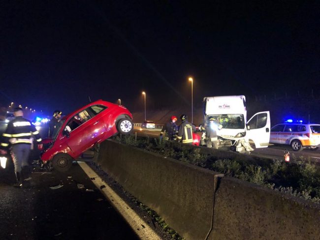 Furgone contromano in A4 all’altezza di Palazzolo. Gravissima 23enne