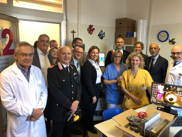 Azienda dona un macchinario per visitare i bimbi