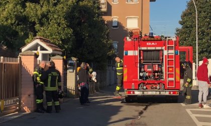 Principio d'incendio, coppia d'anziani soccorsa in casa FOTO VIDEO