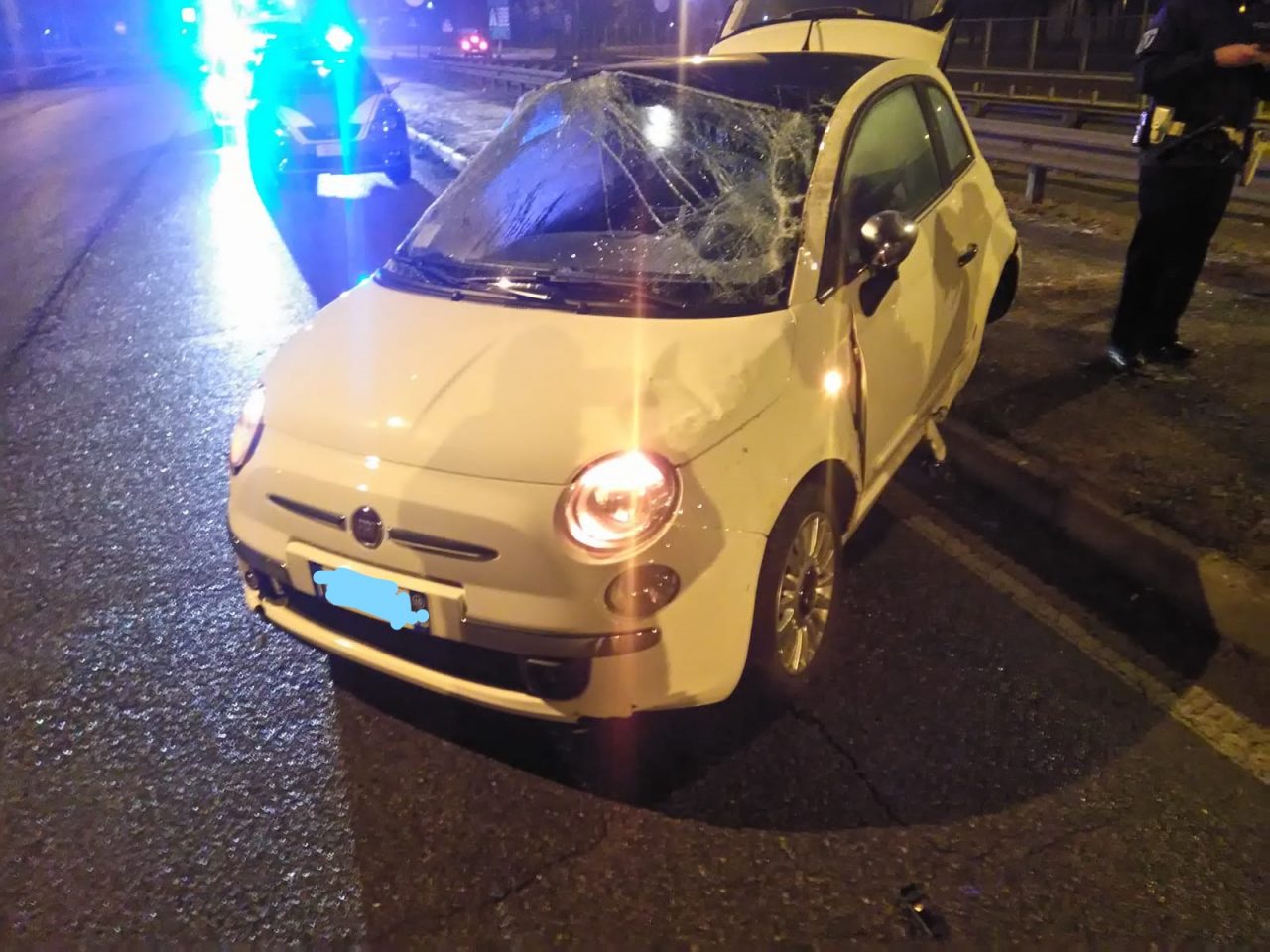 Si ribalta con l’auto e poi l’abbandona in strada FOTO