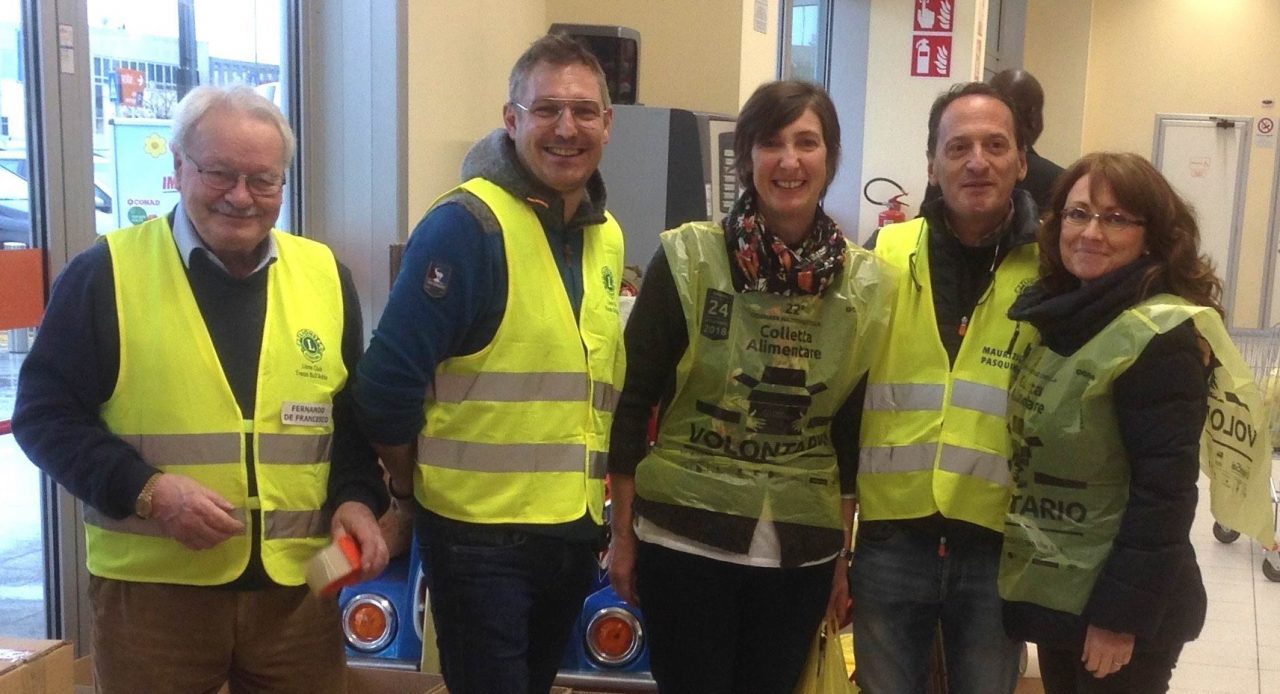 I Lions di Trezzo fanno il pieno di generi alimentari per i bisognosi