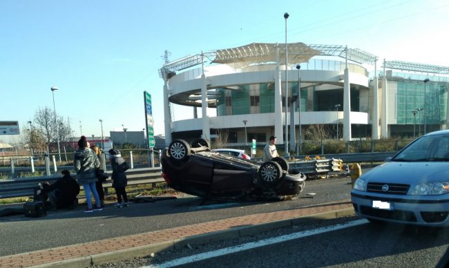 Si ribalta in auto: grave una 30enne