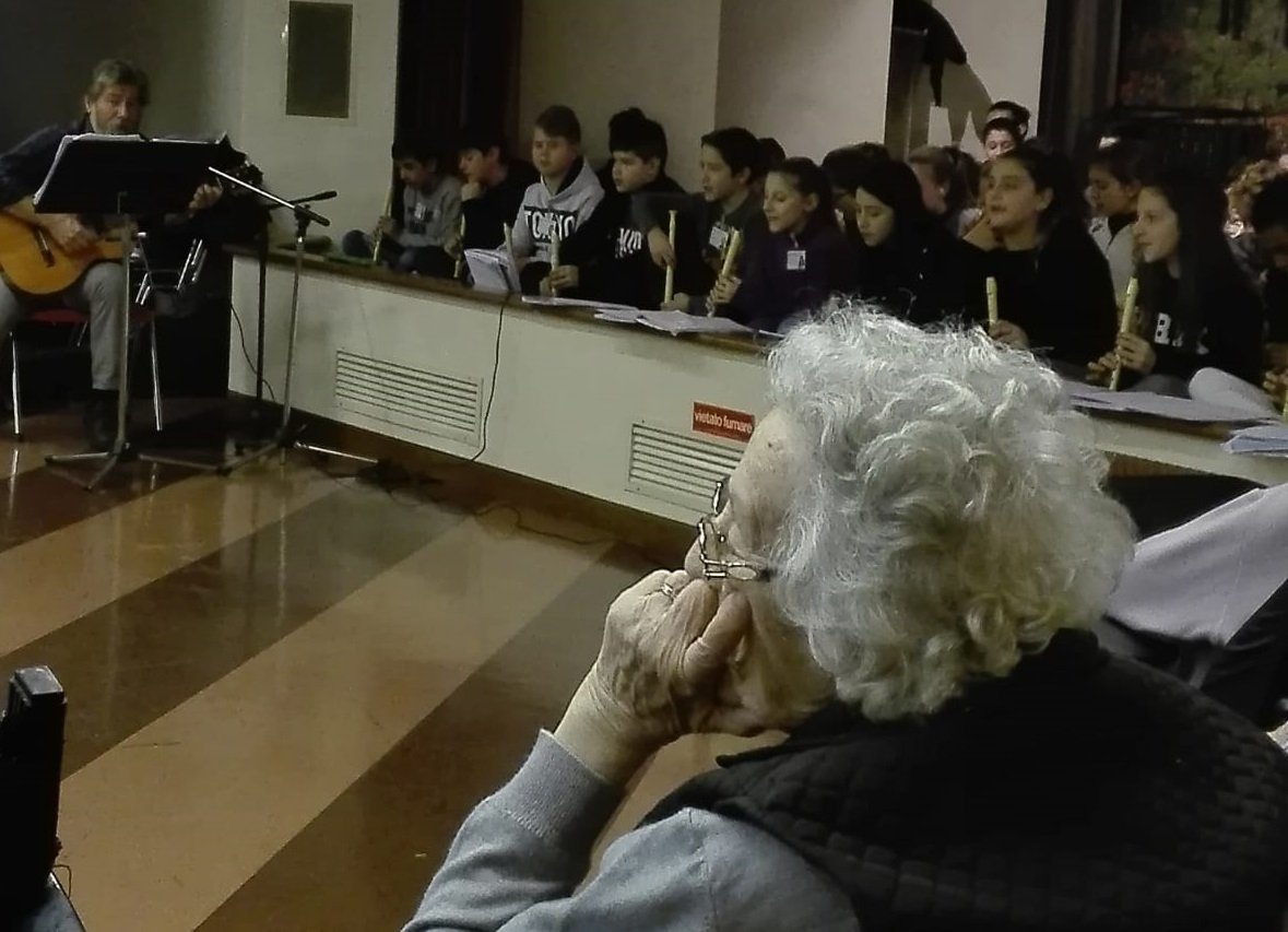 Vaprio gli scolari della media Diaz in concerto all’Rsa di Capriate FOTO