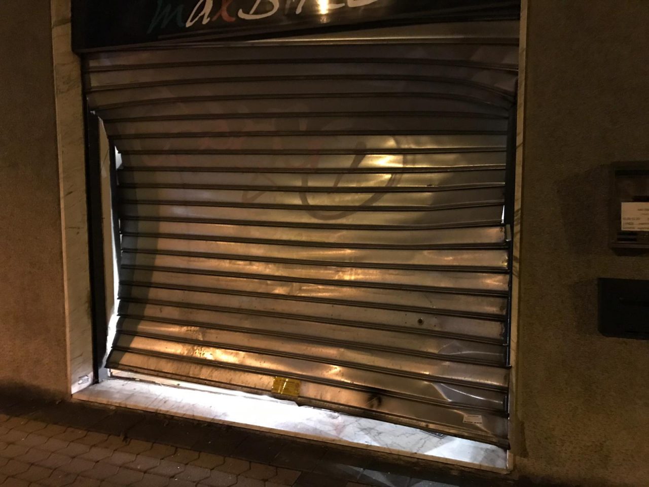 Spaccata con il furgone, razzia al negozio di bici