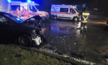 Pauroso schianto all'incrocio: ferite quattro persone FOTO E VIDEO