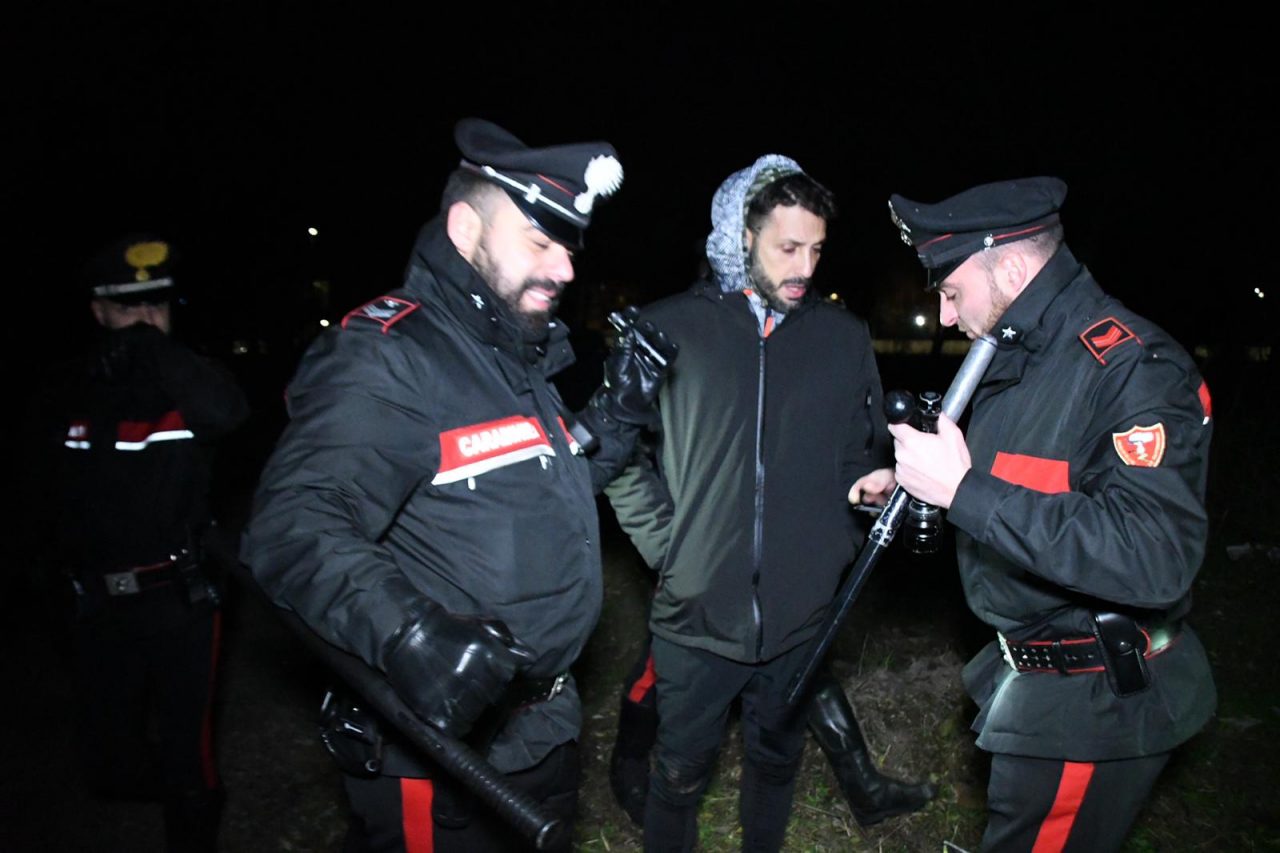 Corona aggredito, “ero lì per raccontare il parallelismo della mia tossicodipendenza e quella che colpisce l’Italia”