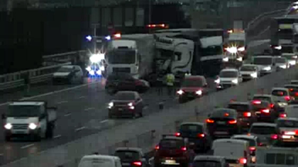 Tir contro auto in autostrada, sette persone coinvolte VIDEO