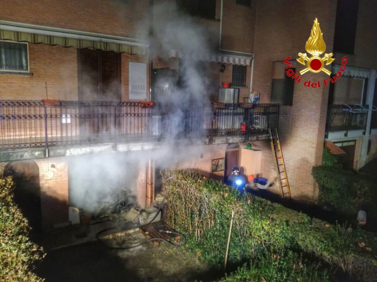 Incendio in veranda nel cuore della notte