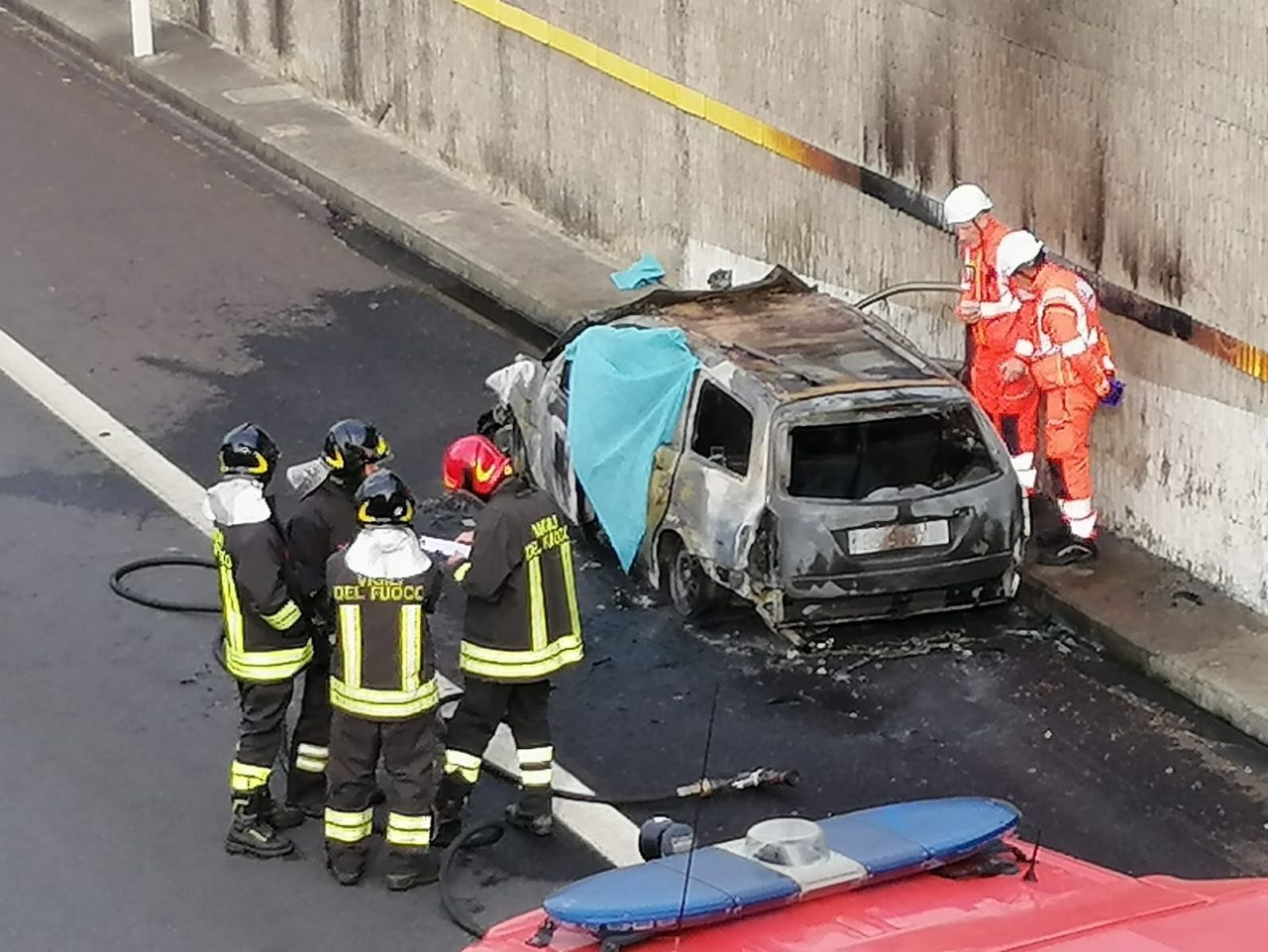 Auto prende fuoco in Tangenziale Est: morto un 38enne di Trezzano Rosa VIDEO