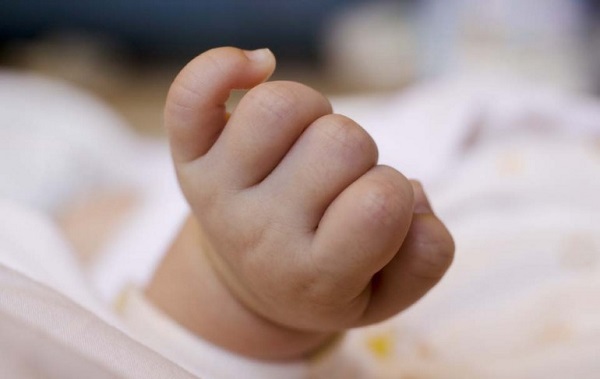 Bimba nata morta riposerà al cimitero accanto al fratellino
