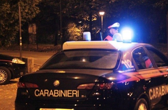 In auto nasconde un mazza da baseball, finisce nei guai