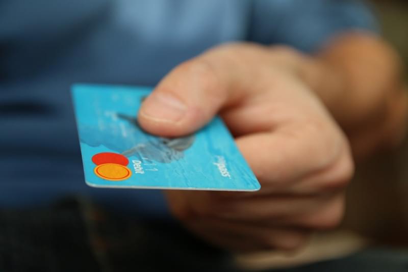 Viaggi, cene e vestiti: spende 53 mila euro con la carta aziendale