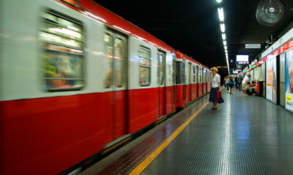 Circolazione sospesa sulla metro rossa per un suicidio