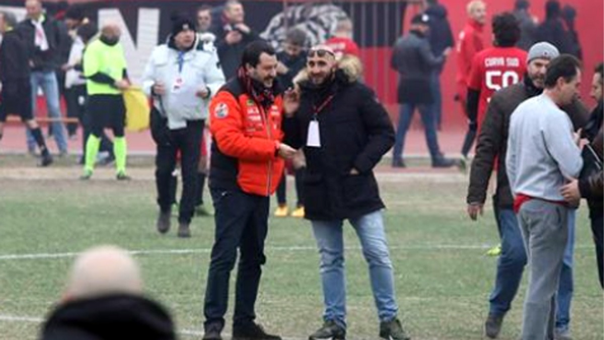 Salvini tra gli ultrà milanisti: abbraccio col capo nei guai per droga