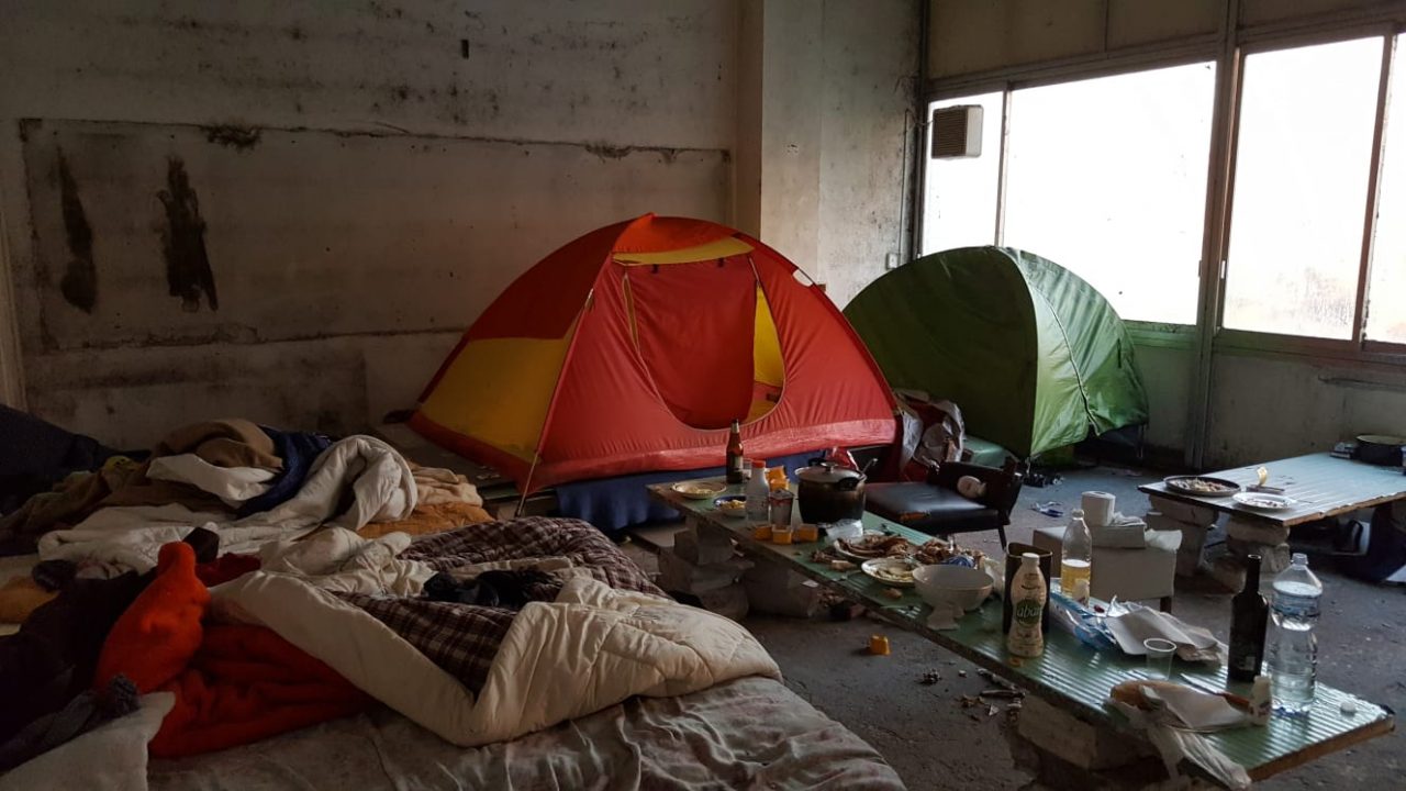 Fabbrica abbandonata occupata da rom: scatta lo sgombero
