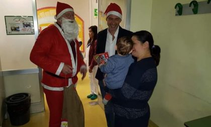 Sindaco e consigliere "Babbi Natale" per i bimbi in ospedale