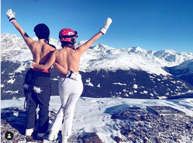 In topless sulle piste, la nuova tendenza in montagna FOTO