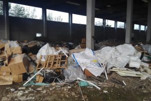 rifiuti abbandonati capannone cassano