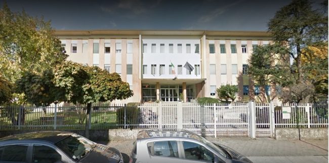 Tentano il furto a scuola, la preside si scusa con loro