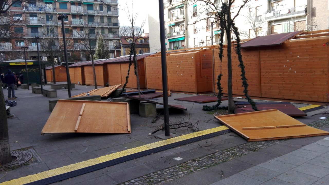 Vento forte distrugge Villaggio di Natale: un ferito FOTO