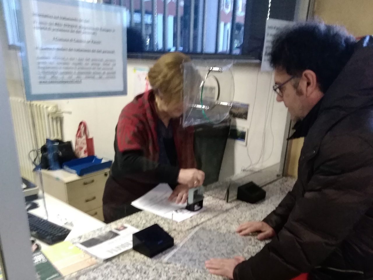 Frazione svuotata di negozi e servizi, residenti infuriati