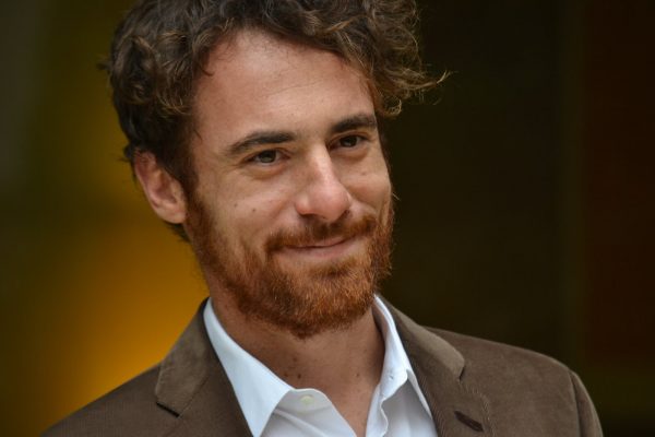 Volete recitare in un film con Elio Germano? Si cercano 50 comparse (pagate)