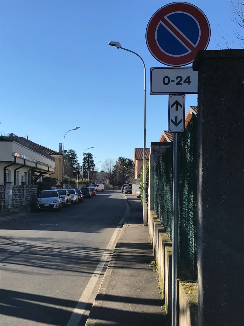 Trezzano Rosa, il divieto di sosta in via Cervi fa discutere