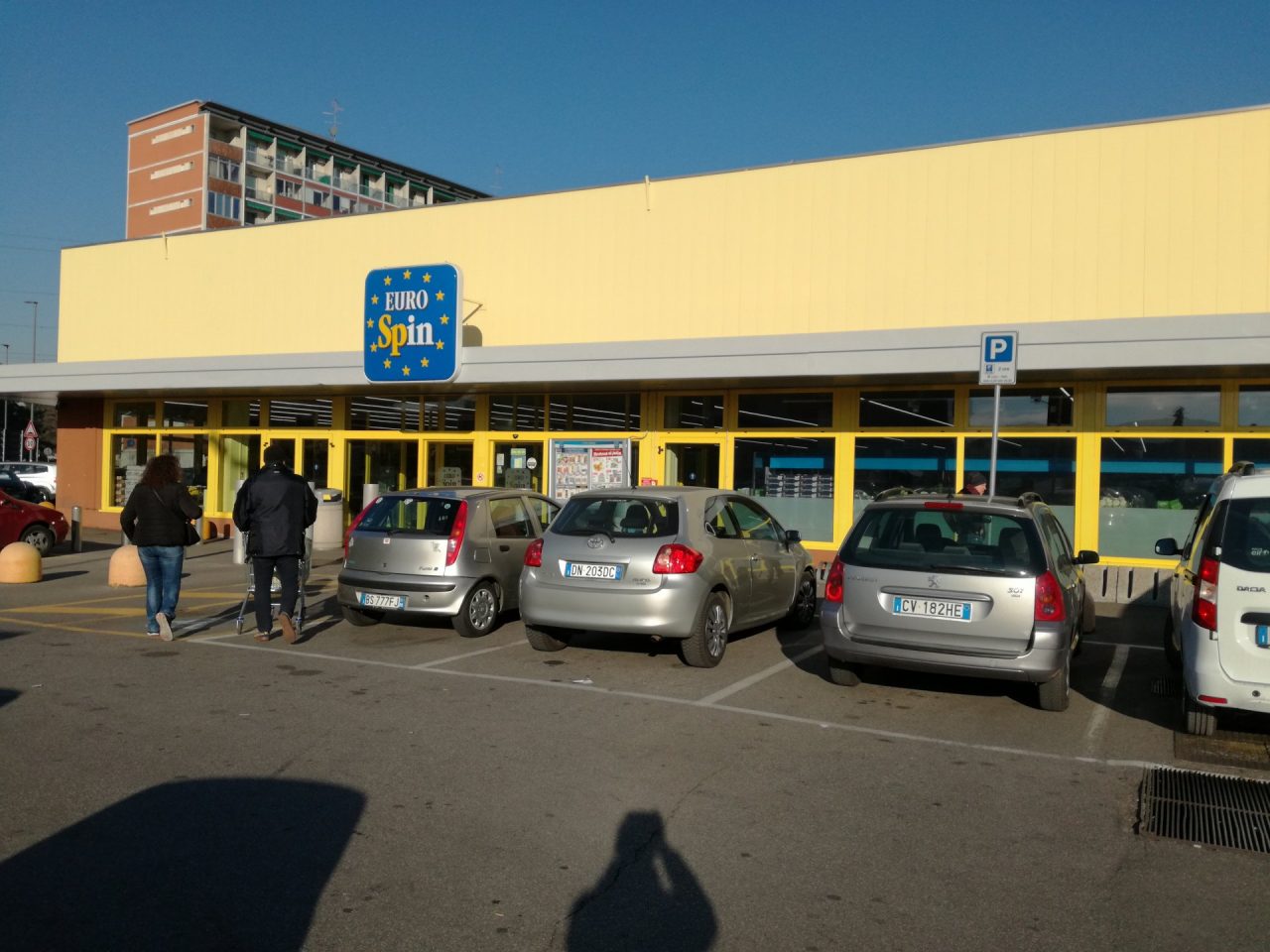 spari fuori dal supermercato eurospin viale lombardia cologno monzese